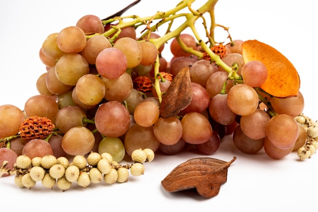 Im Herbst frisch vom Weinberg gepflückte rote Trauben. Trauben isoliert auf weißem Hintergrund
