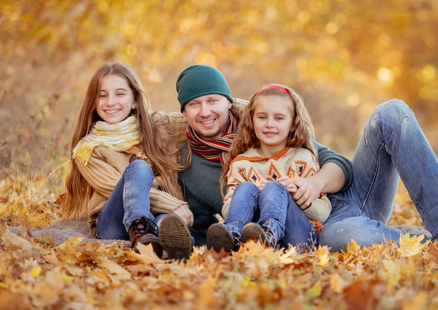 Foto im herbstlaub sitzen