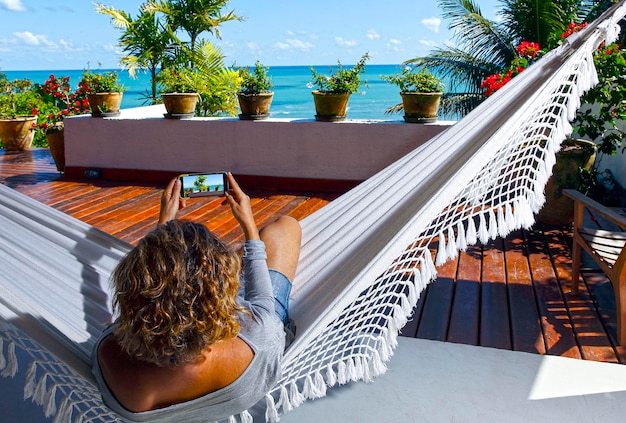 Im Hotel sitzend in einer Hängematte in Porto Seguro Brasilien