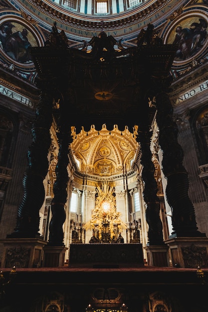 Im Inneren der Basilika St. Peter der Vatikanstadt.