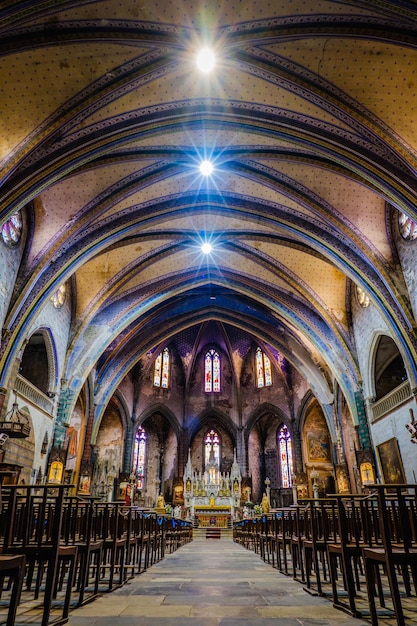 Im Inneren der gotischen Kathedrale Saint Maurice im mittelalterlichen Dorf Mirepoix in Südfrankreich