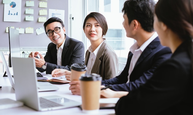 Im Meeting tauschen sich alle gemeinsam Ideen aus