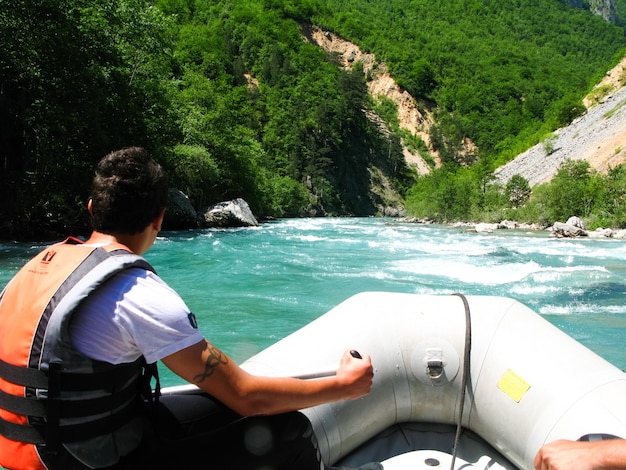 im Norden Montenegros bestanden Wettbewerbe zum Rafting. An dem Wettbewerb nahmen Vertreter verschiedener Länder teil.