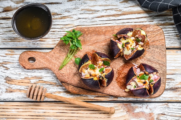 Im Ofen gebackene Feigen mit Gorgonzola, Kräutern und Honig