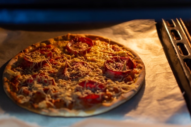 Im Ofen gebackene Pizza mit Wurst und Käse