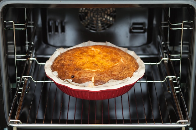 Im Ofen gebackener Hüttenkäse-Auflauf.