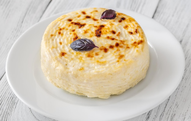 Im Ofen gebackener Ricotta-Käse auf dem Teller