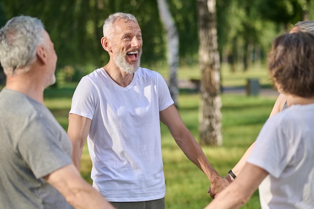 Im Park. Gruppe von Menschen, die sich an einem sonnigen Tag im Park amüsieren