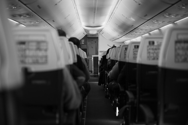 Im Passagierflugzeug in der Kabine in Schwarz und Weiß