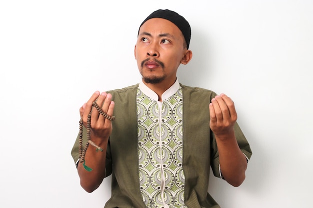 Im Ramadan betet ein indonesischer Mann zu Allah