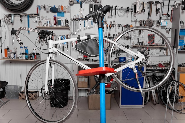 Im Servicecenter wird das Fahrrad zur routinemäßigen Inspektion auf einen speziellen Halter gehoben