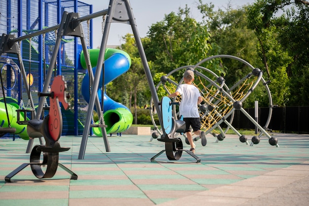 Im Sommer ein Kinderspielplatz auf der Straße, Freizeitaktivitäten in der Stadt