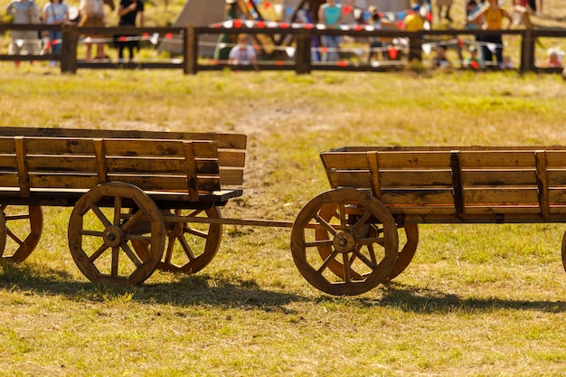 Im Sommer im Dorf ein alter Holzkarren