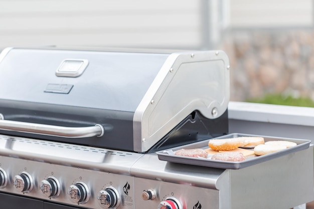 Im Sommer klassische Burger auf dem Gasgrill im Freien zubereiten.