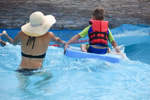 Im Sommer schwimmen die Menschen im Wasserpark.