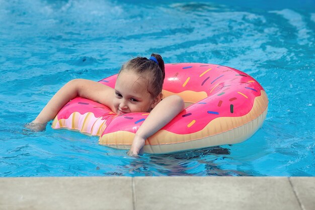 Im Sommer verbringt das Mädchen Spaß und aktiv ihre Ferien im Freibad im kühlen Nass