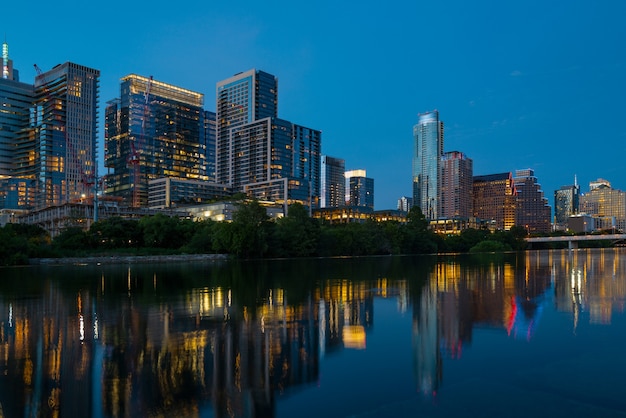 Im Stadtzentrum gelegene Skyline von Austin, Texas in den USA. Austin-Sonnenuntergang auf dem Colorado River. Nacht Sonnenuntergang Stadt.