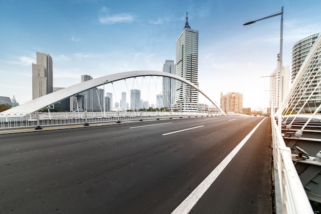 Im Stadtzentrum gelegenes Stadtbild Tianjins gesehen von der Dagu Brücke, Porzellan.