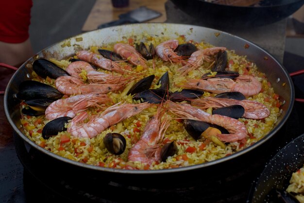 Im Straßenrestaurant zubereitete spanische Paella