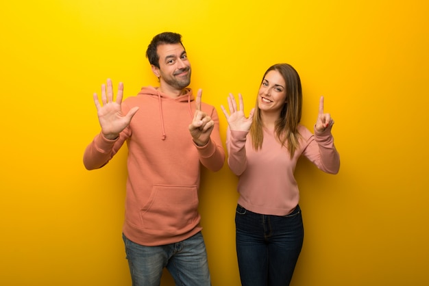 Im Valentinstag Gruppe von zwei Leuten auf gelbem Hintergrund sechs mit den Fingern zählen