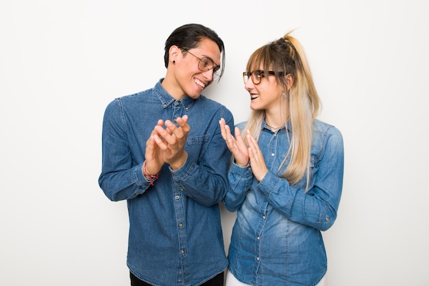 Im Valentinstag Junges Paar mit Brille applaudiert nach Präsentation in einer Konferenz