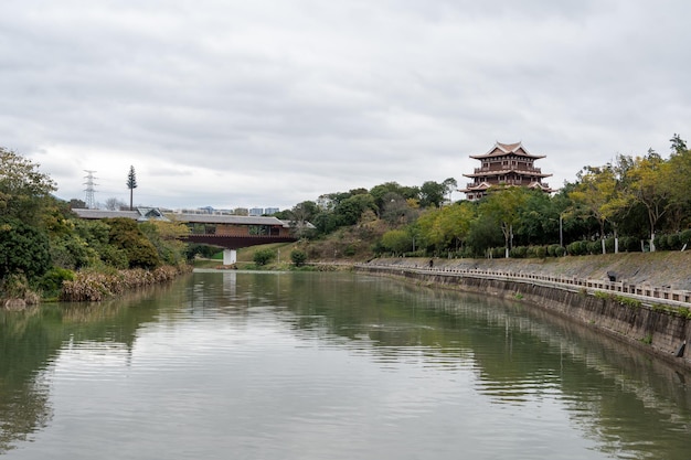 Im Wald neben dem Fluss befindet sich auf dem Hügel ein alter chinesischer Dachboden