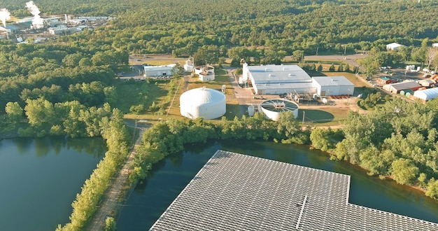 Im Wasser schwimmende Sonnenkollektoren mit der perfekten grünen Energie für eine saubere Umwelt