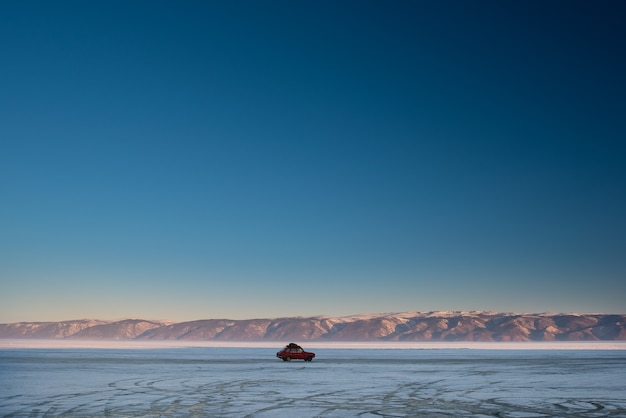 Im Winter fährt das Auto auf dem Eis des zugefrorenen Baikalsees