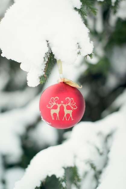 Im Winter hängen Weihnachtskugeln am Weihnachtsbaum