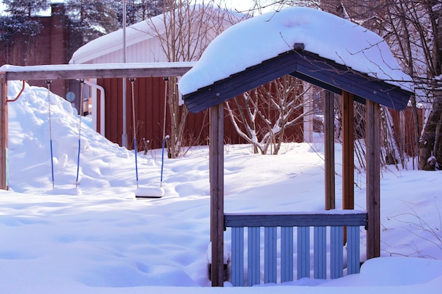 Im Winter mit Schnee bedeckte Schaukel als Außenanlage in Rovaniemi, Lappland, Finnland