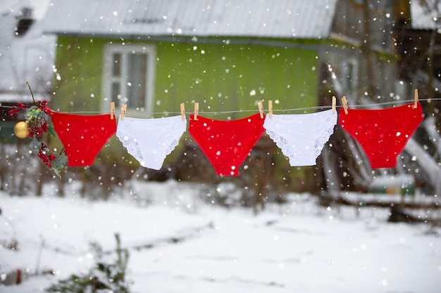 Im Winter trocknet das Höschen draußen an einem Seil