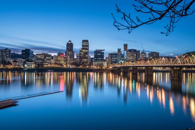 Foto imagem 4k crepúsculo em portland, oregon, eua vista panorâmica do rio willamette