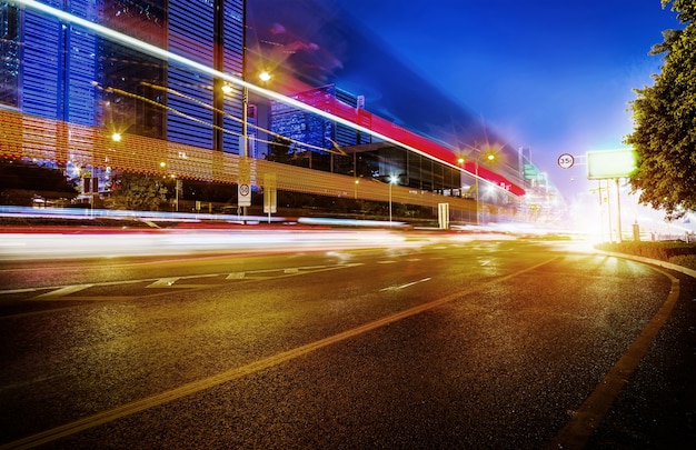 Imagem abstrata de movimento de borrão de carros na estrada da cidade à noite