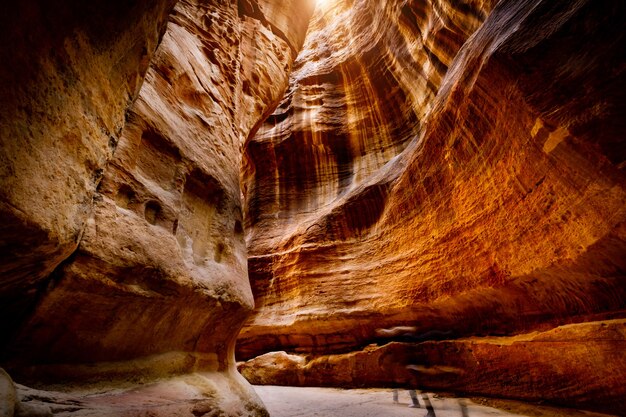 Imagem abstrata de paredes rochosas na entrada siq em petra, jordânia