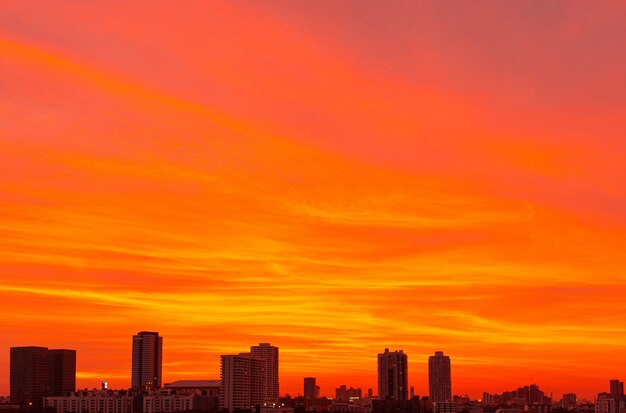 imagem abstrata do céu dramático laranja para segundo plano.