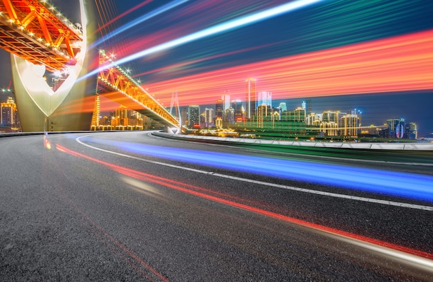 Imagem abstrata do movimento borrão de carros na estrada da cidade à noite, arquitetura urbana moderna em chongqing, china