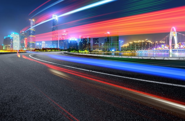 Imagem abstrata do movimento borrão de carros na estrada da cidade à noite, arquitetura urbana moderna em Chongqing, China