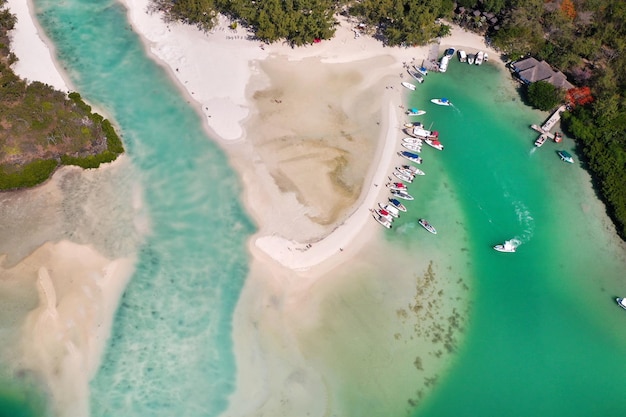 Imagem aérea da costa leste da ilha Maurícia. Bela lagoa da ilha Maurícia, um tiro de cima. Barco navegando na lagoa turquesa