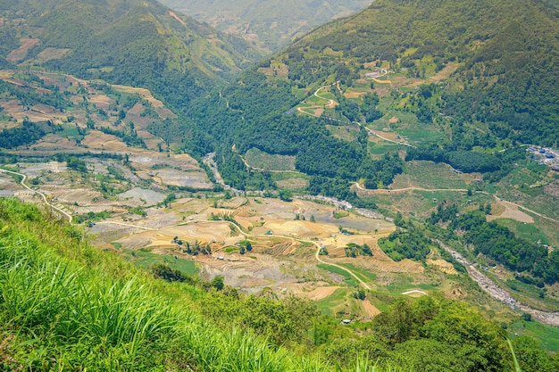 Imagem aérea de terraços de arroz no vale de Thien Sinh e na província de Ty Lao Cai, Vietnã Panorama da paisagem dos campos de arroz em terraços do Vietnã de Thien Sinh Campos de arroz espetaculares Tiro panorâmico costurado