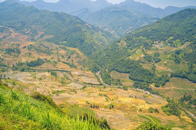 Imagem aérea de terraços de arroz no vale de Thien Sinh e na província de Ty Lao Cai, Vietnã Panorama da paisagem dos campos de arroz em terraços do Vietnã de Thien Sinh Campos de arroz espetaculares Tiro panorâmico costurado