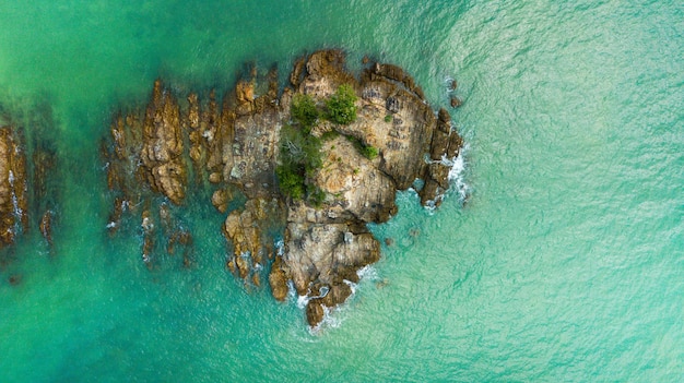Imagem aérea de vista superior do drone de uma bela e deslumbrante praia de paisagem marítima com água turquesa