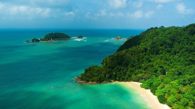 Imagem aérea de vista superior do drone de uma bela e deslumbrante praia de paisagem marítima com água turquesa