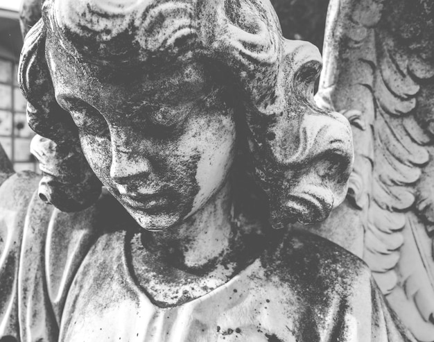 Imagem antiga de um anjo triste