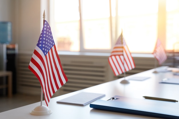 Imagem aproximada da superfície da mesa de voto vazia decorada com bandeiras americanas no dia das eleições, copie o espaço