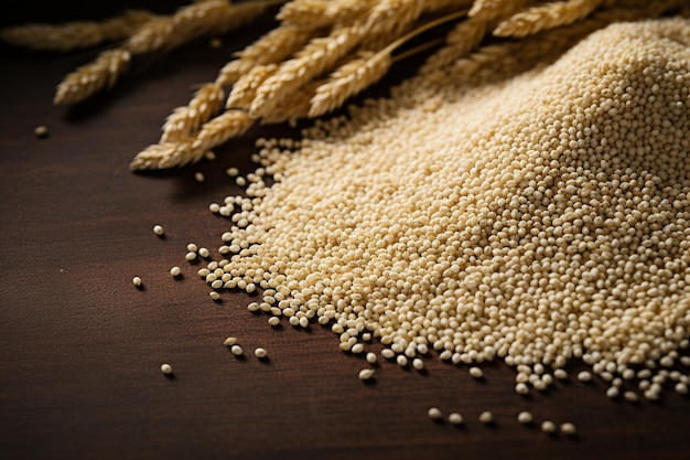 Imagem aproximada de grãos de quinoa ricos em nutrientes na superfície cinza