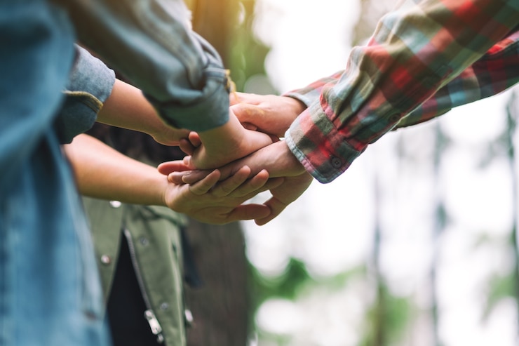 Foto imagem aproximada de pessoas juntando as mãos ao ar livre