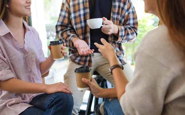 Foto imagem aproximada de um grupo de jovens que gostavam de conversar e tomar café juntos