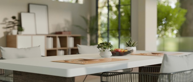 Imagem aproximada de uma mesa de jantar de luxo com uma bela configuração de mesa em uma sala de jantar moderna