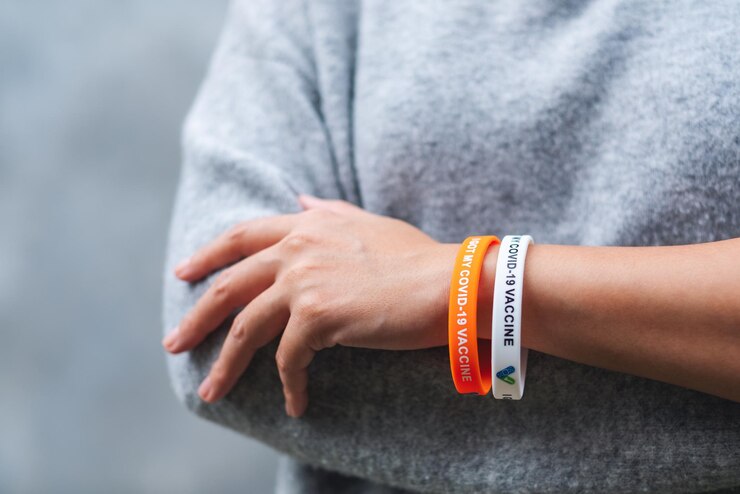 Foto imagem aproximada de uma mulher usando minha pulseira de vacina covid19 para o conceito de saúde