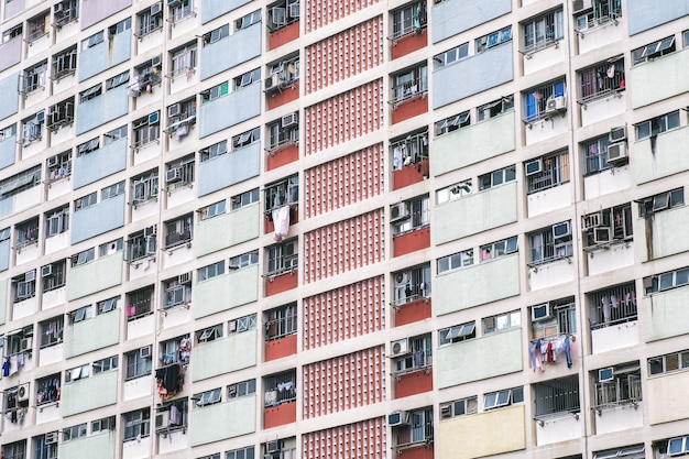 Imagem aproximada de uma residência vintage em tons pastel em Hong Kong